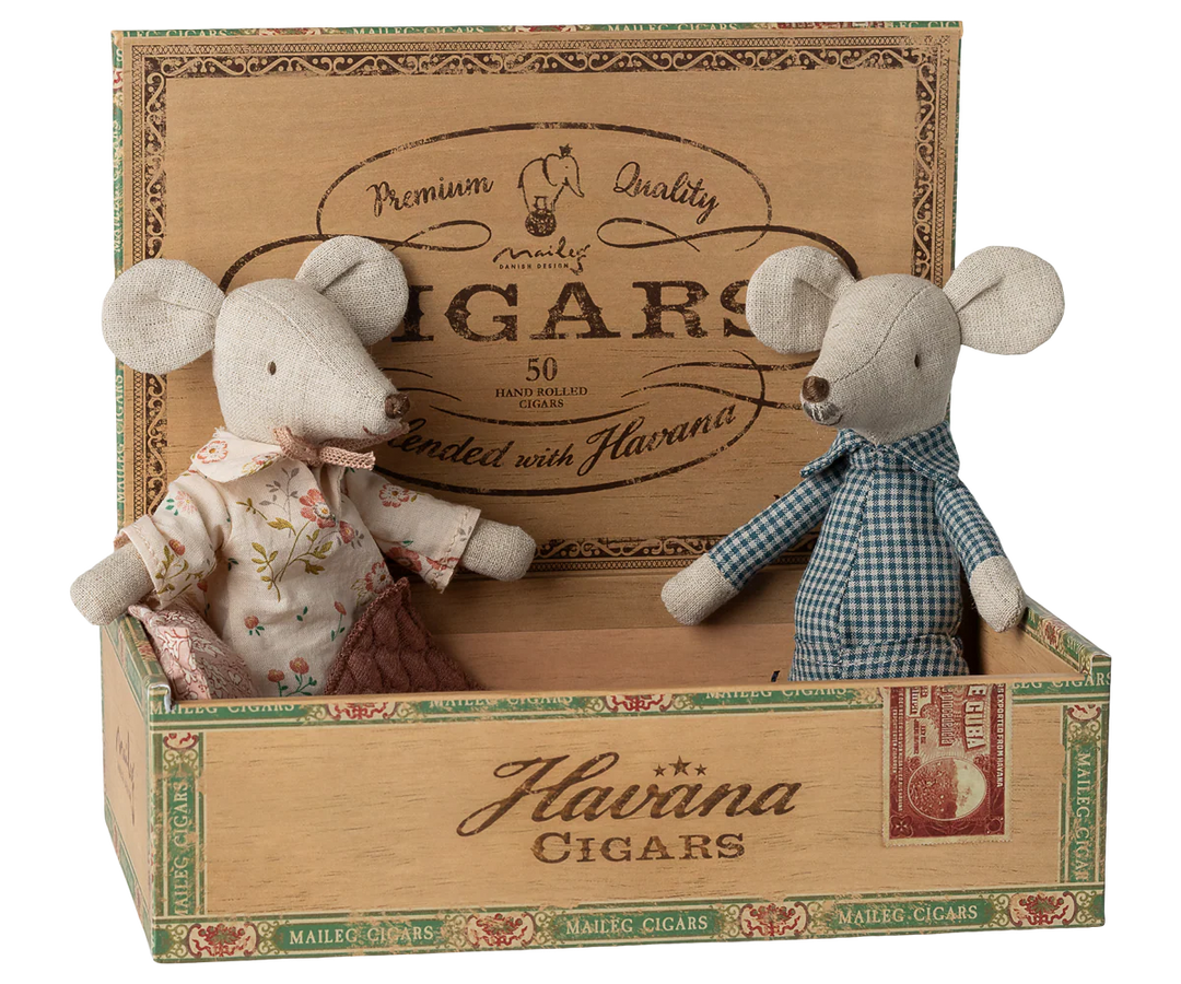 Maileg Grandma &amp; Grandpa in Cigarbox