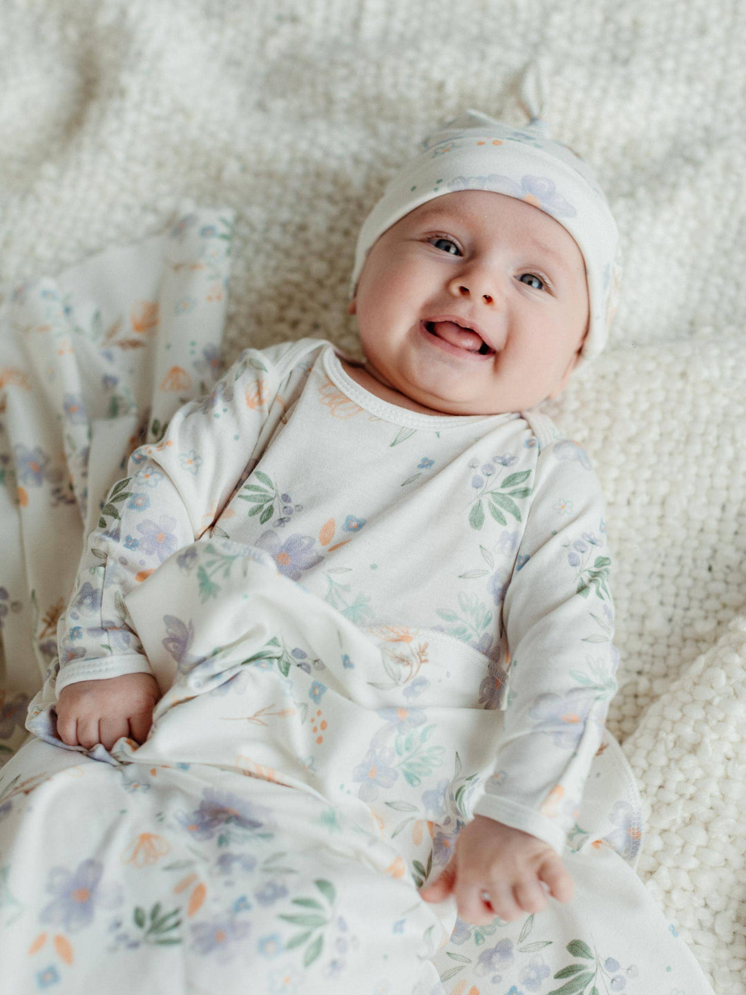 Knotted Gown & Beanie Set – Modern Daisy Floral