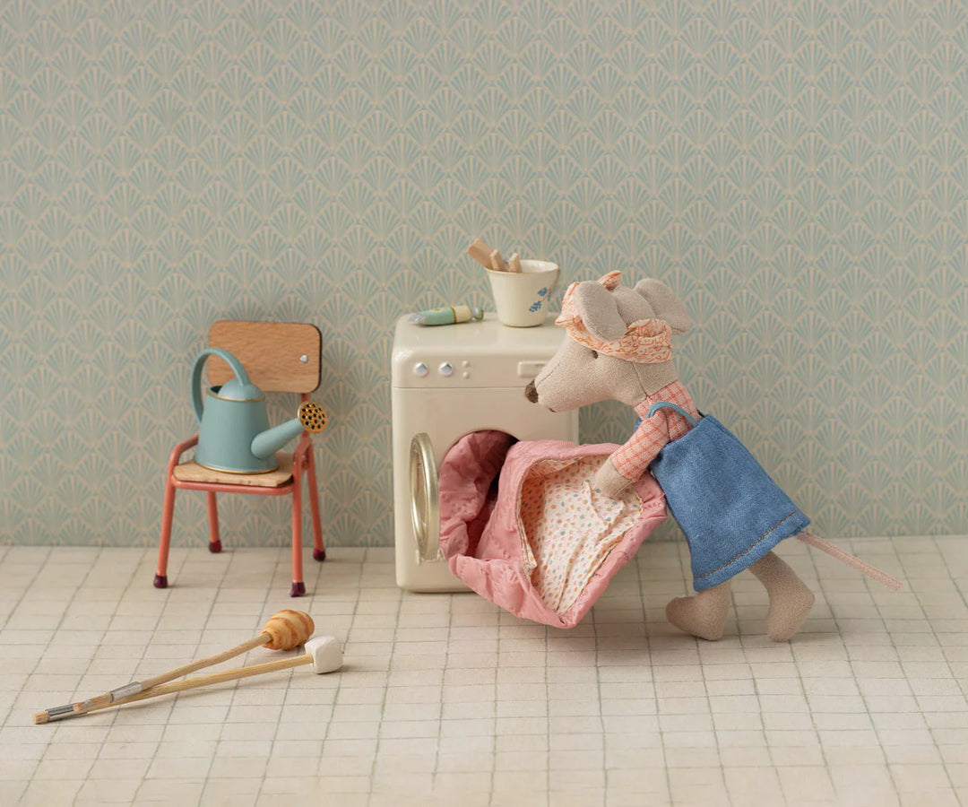 Hiker Mouse - Big Sister